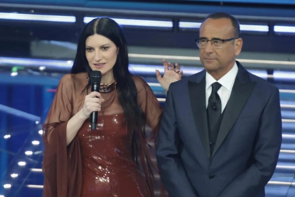 Laura Pausini e Carlo Conti nella terza serata di Sanremo