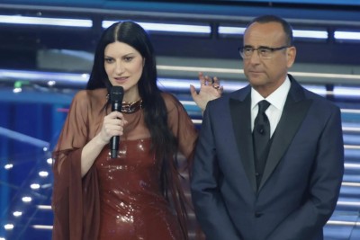 Laura Pausini e Carlo Conti nella terza serata di Sanremo