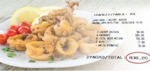 Viaggiare informati. Mykonos, 836 euro per un piatto di calamari: scontrino choc polemiche sui social