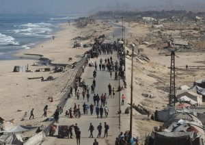 - I palestinesi si radunano in una strada di Nuseirat, nella Striscia di Gaza centrale, il 10 ottobre 2025