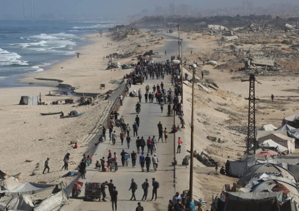 - I palestinesi si radunano in una strada di Nuseirat, nella Striscia di Gaza centrale, il 10 ottobre 2025