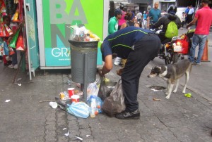 Unos no tienen la fuerza para resistir y comen de la basura.
