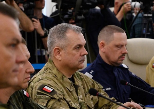  Il capo di Stato maggior polacco Kukula alla riunione straordinaria del Consiglio dei Ministri dopo l'incursione di droni russi
