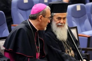  El cardenal Pizzaballa y el Patriarca Te&oacute;filo III.