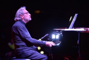 Luis Bacalov al piano