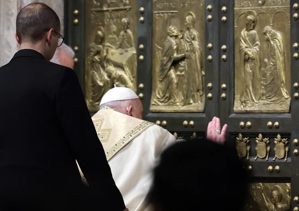 Bussando tre volte ai battenti di metallo, Papa Francesco ha aperto questa mattina la Porta Santa presso il carcere di Rebibbia, a Roma. 