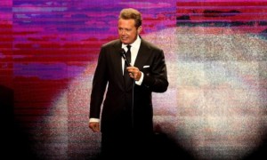Luis Miguel lanz&oacute; micr&oacute;fono a un t&eacute;cnico durante concierto en Panam&aacute;
