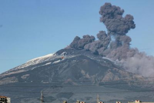 Etna, scosse e fumo: l'eruzione di Natale