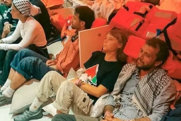  Greta Thunberg detenida junto a otros activistas en el barco Alma de la Flotilla