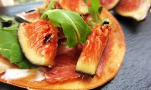Pizza de higos, r&uacute;cula y cebolla