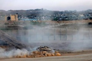Un tanque israel&iacute; avanza hacia Gaza. 