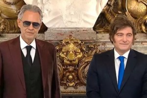 El tenor italiano Andrea Bocelli fue condecorado hoy por el presidente argentino, Javier Milei, con la Orden de Mayo