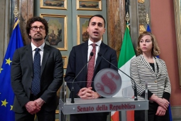 Di Maio: no tavolo a 4, sì sostegno non ostile Fi e FdI. Ma Salvini: governo con intero centrodestra