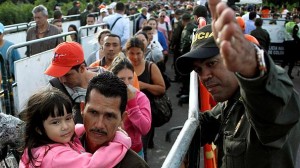 M&aacute;s de 100.000 venezolanos se abastecen de v&iacute;veres en Colombia