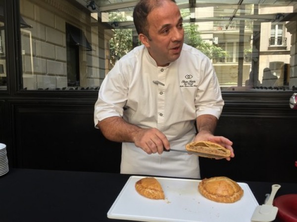 Olivie Falchi en la demostraci&oacute;n de una 'galette des rois' 