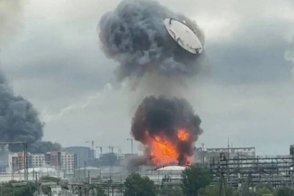 Esplosione nella raffineria di Mnpz vicino Mosca (foto a corredo articolo AGI)