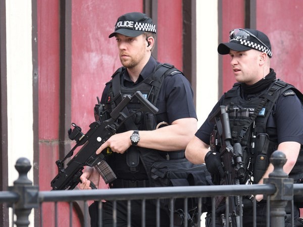 Manchester, commozione nel mondo per l'attentato, stop campagna elettorale inglese