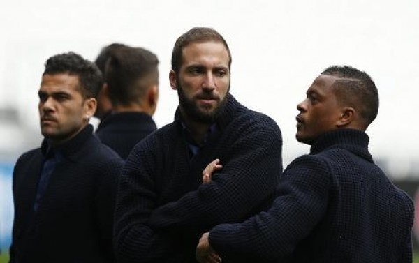 Higua&iacute;n y Dani Alves, dos cartas de triunfo de Juventus