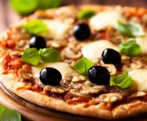 Pizza casera de champi&ntilde;ones y aceitunas negras