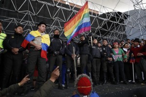 Ind&iacute;genas mantienen retenidos a polic&iacute;as y periodistas en Ecuador