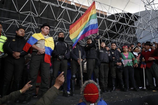Ind&iacute;genas mantienen retenidos a polic&iacute;as y periodistas en Ecuador