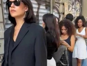 Le persone in coda per il casting