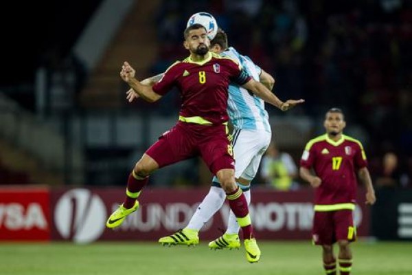 Tom&aacute;s Rinc&oacute;n y Lucas Biglia disputan el bal&oacute;n