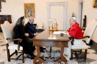 Un momento storico che non accadeva da 500 anni: il Papa e il sovrano d&#039;Inghilterra, capo della Chiesa anglicana, che pregano insieme. La preghiera ecumenica nella Cappella Sistina è il momento più solenne di questa visita di re Carlo III e della regina Camilla in Vaticano.