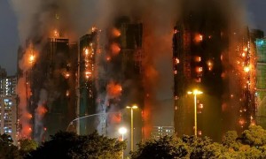 Hong Kong, tre grattacieli avvolti dalle fiamme