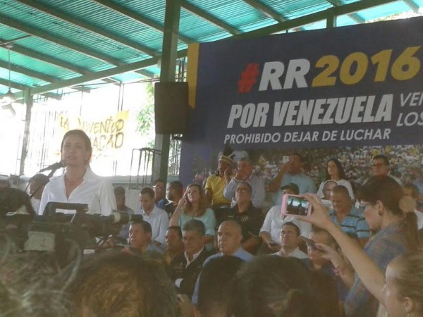 Machado: Debemos acatar el mandato del 6D: la salida del r&eacute;gimen es en 2016