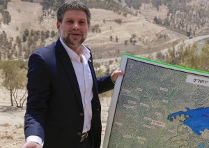  Il ministro di estrema destra Smotrich con una mappa di Maale Adumim