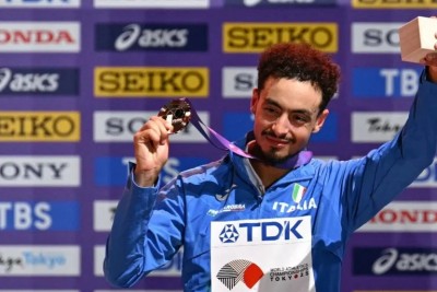  Iliass Aouani con la medaglia di bronzo