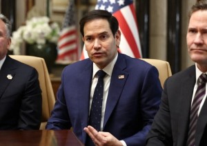 Segretario di Stato degli Stati Uniti Marco Rubio (C), Consigliere per la Sicurezza Nazionale Mike Waltz (R) e Inviato speciale per il Medio Oriente Steve Witkoff