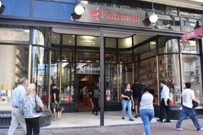Apre la prima Libreria Feltrinelli del Sud America, in un elegante palazzo anni Venti nel cuore di Montevideo, in Uruguay, con 60.000 titoli disposti su due piani