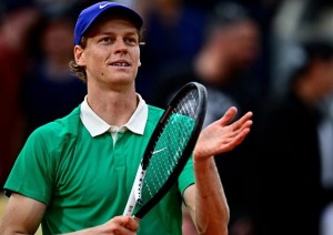 Il tennista italiano Jannik Sinner, numero uno del mondo, primo italiano re di Wimbledon