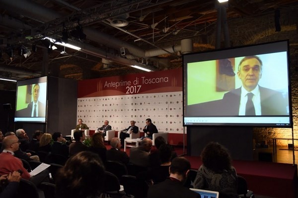 Il vino locomotiva dell'agroalimentare toscano. Rossi &laquo;Crescono anche i lavoratori&raquo;