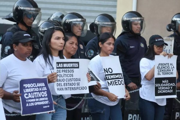 Venezuela - Caracas  Sit-in davanti a un importante centro di detenzione di Caracas gestito dalla Polizia.  Familiari di prigionieri politici in Venezuela si sono incatenati