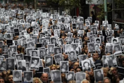Il nuovo comandante dei Pasdaran iraniani, Ahmad Vahidi, &egrave; ricercato dall'Interpol per l'attentato del 1994 contro l'Amia, l'Associazione mutualistica israelita argentina di Buenos Aires, che provoc&ograve; 85 morti e oltre 300 feriti.