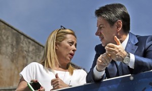 Scontro sul Reddito di cittadinanza. Conte: "Discutiamo di modifiche per migliorarlo", Meloni: "E' metadone di Stato"