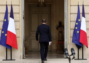 Il Primo Ministro francese S&eacute;bastien Lecornu ha presentato le dimissioni 