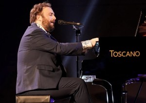 Paura al concerto, cede la struttura luci e sfiora Raphael Gualazzi al pianoforte