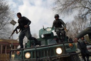 Poliziotti afghani in azione per l'attacco all'ospedale militare di Kabul