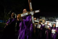 Venezuela, via crucis dei familiari dei detenuti politici davanti a un carcere