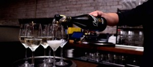 Secondo il 'Guardian' il prosecco fa male ai denti. Ma gli inglesi non possono farne a meno