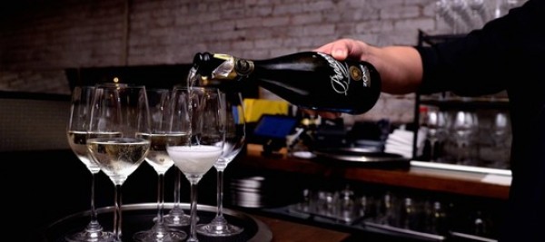 Secondo il 'Guardian' il prosecco fa male ai denti. Ma gli inglesi non possono farne a meno