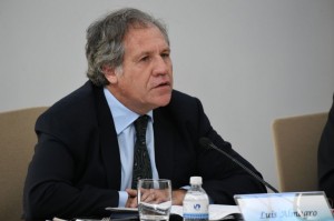 Almagro durante el conversatorio que se realiz&oacute; en Miami (Foto Diario Las Am&eacute;ricas)