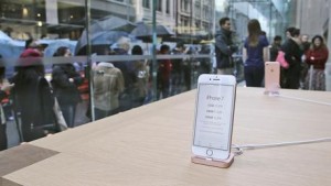 Da Tokyo a Roma, in coda per l'iPhone 7 Sold out il modello pi&ugrave; richiesto, il 7 Plus, e il colore Jet Black