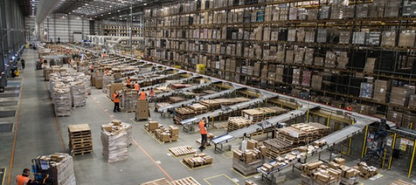 Negli stabilimenti di Amazon Italia i ritmi di lavoro sono davvero da attacco di panico?