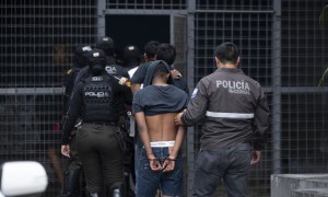  La polizia dell'Ecuador conduce in carcere un narcotrafficante 