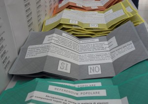 Affluenza flop al referendum, si ferma al 30%. Landini: "Italia soffre di crisi democratica evidente". Tajani: "Cambiare la legge"